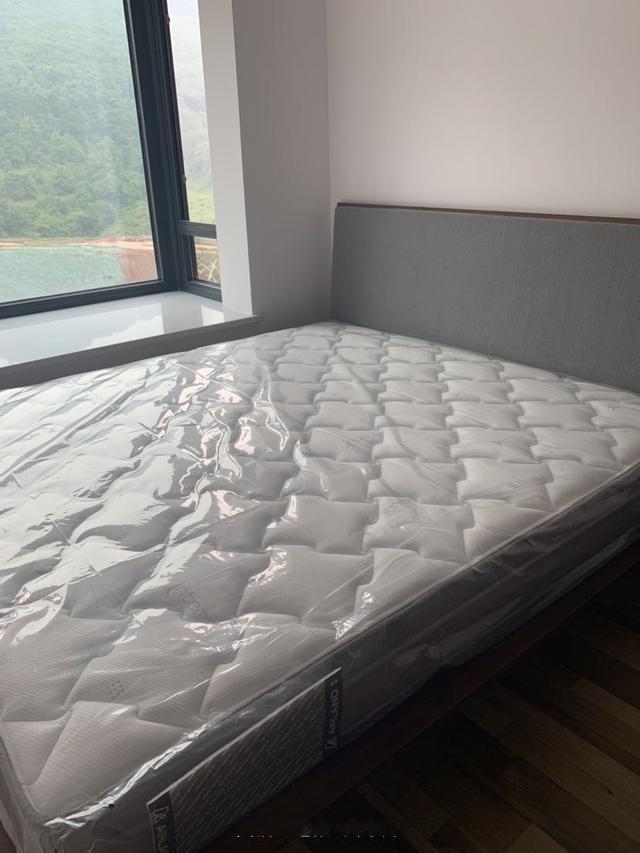 新房装修家具刚搞好,地面瓷砖很上档次,电视墙插座是最大的败笔