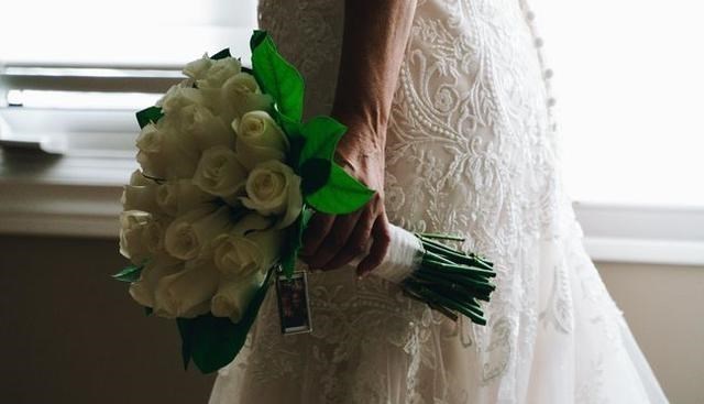 姚宇|结婚当日，新娘和男闺蜜“难舍难分”，被新郎强拽出婚车：我退出