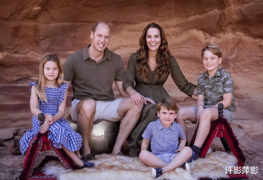 威廉|剑桥一家放出圣诞全家福，威廉凯特都晒黑，路易王子五官长开了