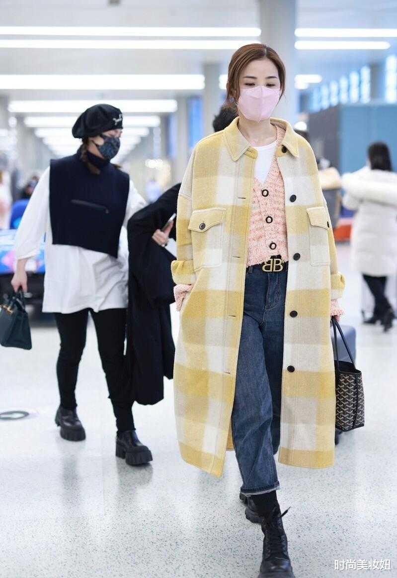 何超莲|阿Sa也太会穿了吧！黄色格纹大衣叠穿针织开衫，甜美又洋气