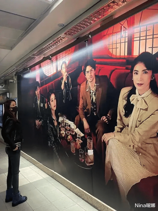 皮衣|林心如深夜轧马路，穿皮衣配破洞裤，大马路上见自己海报俏皮合拍