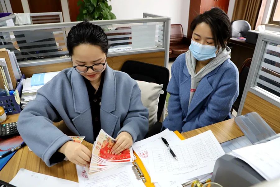 南陵快报 南陵这些企业为留下过年的外地员工发“红包”