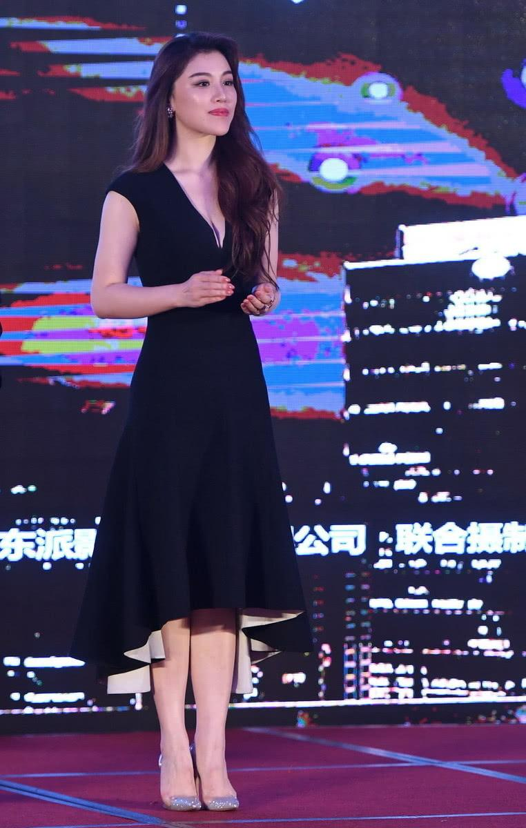 刘翔|刘翔前妻美到国外，穿深V礼服腰身纤细，身旁男伴全程搂着不放手