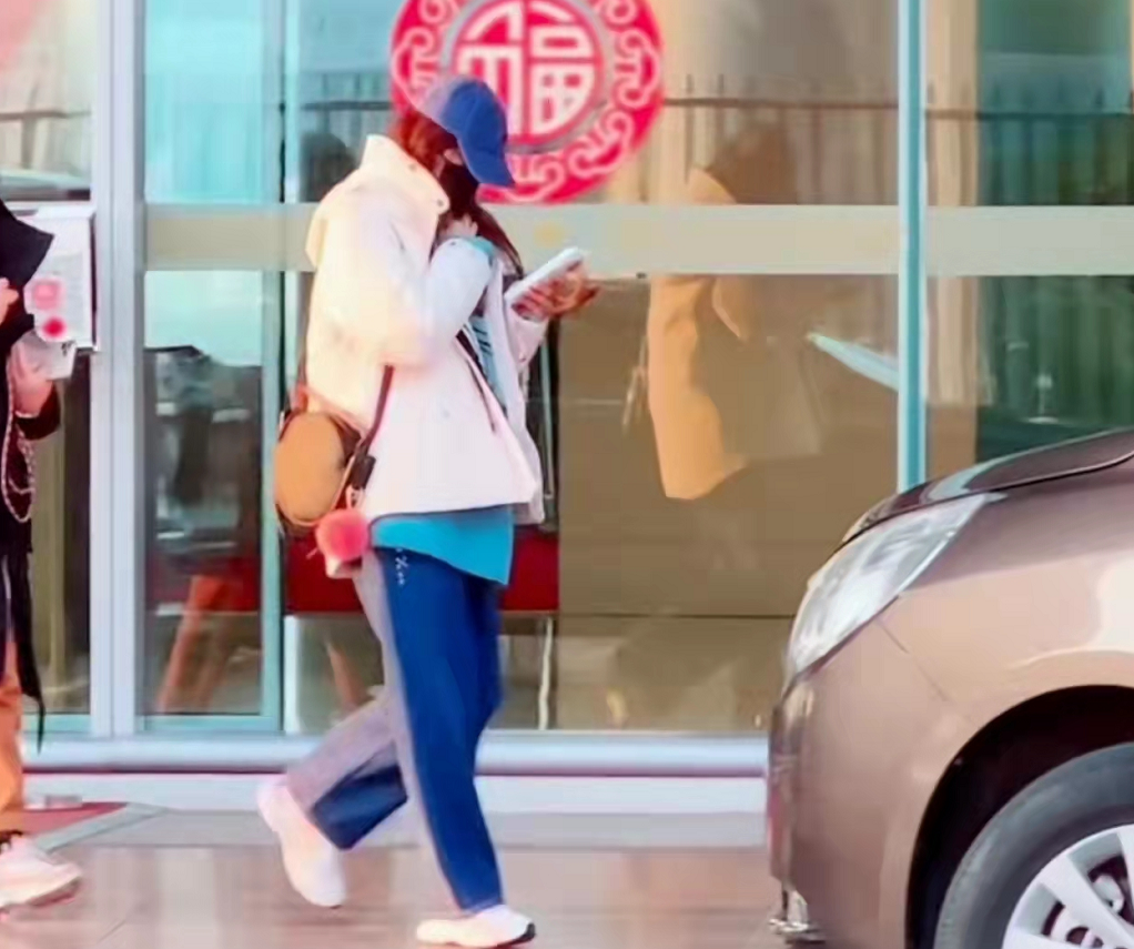 刘诗诗|刘诗诗罕见露面犯迷糊！叠穿羽绒服暴露五五分身材，新发色好大胆