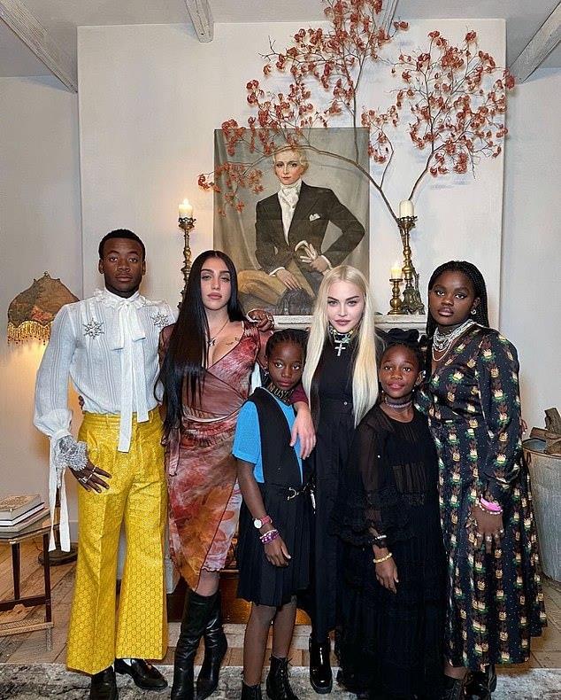 麦当娜|63岁麦当娜带五个孩子拍全家福，罕见端庄，27岁男友“消失”了