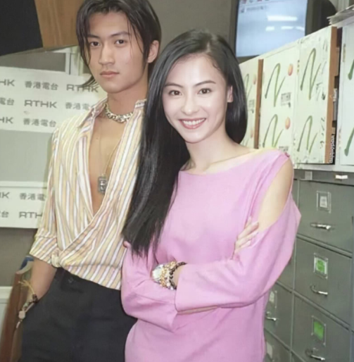 张娜拉|新男友曝光？张柏芝与男子亲密冲浪称很信任对方，性感比基尼亮眼