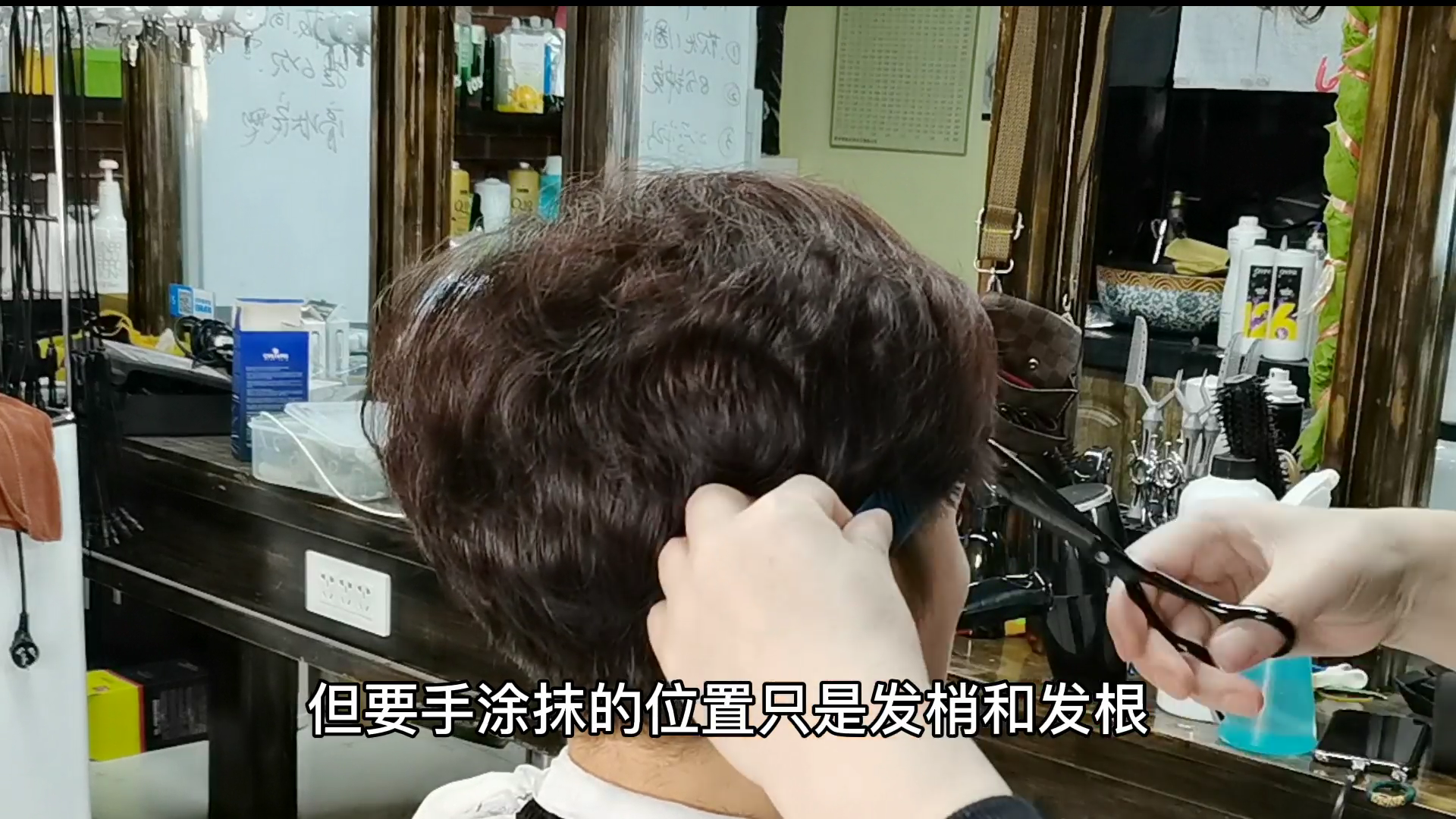 发型|50岁女人短发这样做，发根蓬松烫+发尾纹理烫，减龄干练又显气质