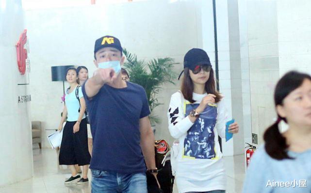 Ainee小屋 林心如私下穿得挺随意，印花T恤配牛仔裤简约随性，但挺减龄的