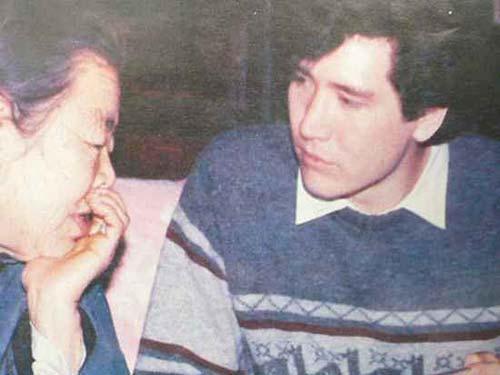 王一博|春晚记忆，费翔首登春晚为何只有上半身镜头？此次表演被封杀13年