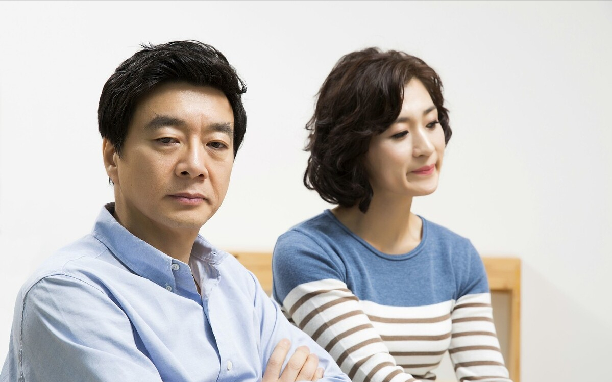 绾绾说情感|妻子说出差三天，我下班去同事家找他喝酒，却在门口听到妻子说话