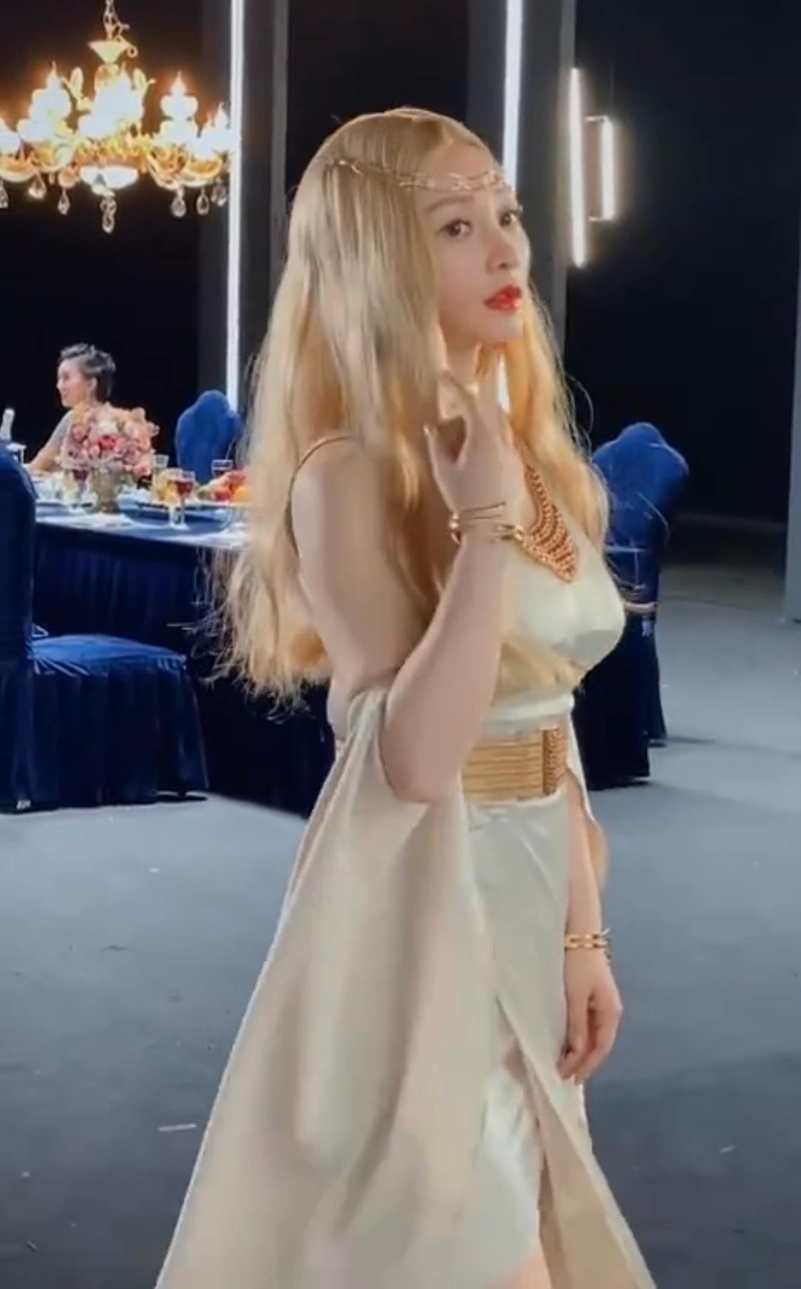 白小白的衣橱|柳岩美起来没别人什么事了，晒出cos雅典娜的视频，肤色白得晃眼