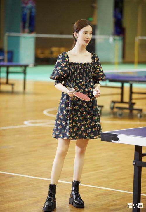 方媛|方媛都被郭富城宠成小公主了，穿连衣短裙去游乐园，不像87年的人