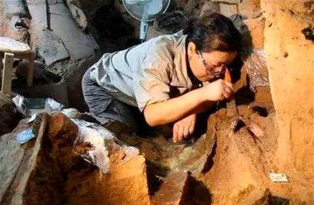 |河南老人在河里钓了只“乌龟”，龟背插4箭，专家：这一竿值18亿