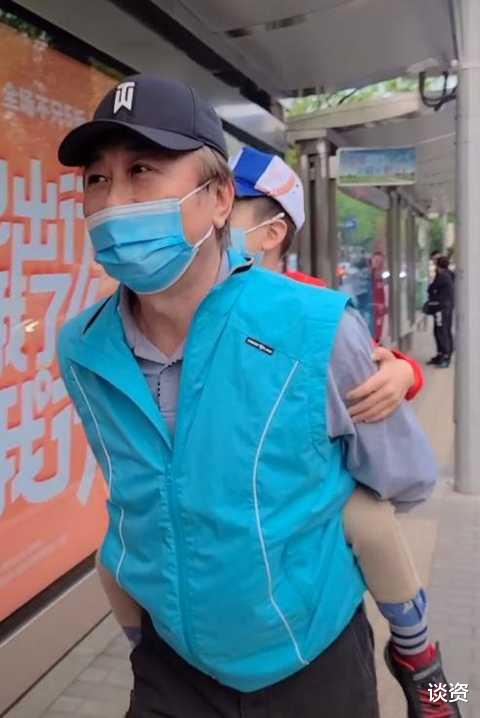 冯巩|63岁冯巩背孙子坐公交,鬓角白发遮不住,步伐缓慢过马路小心翼翼
