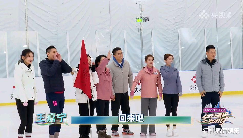 央视|央视捧不红的双胞胎姐妹花记者孙雨朦和孙雨彤，成败都在捆绑销售