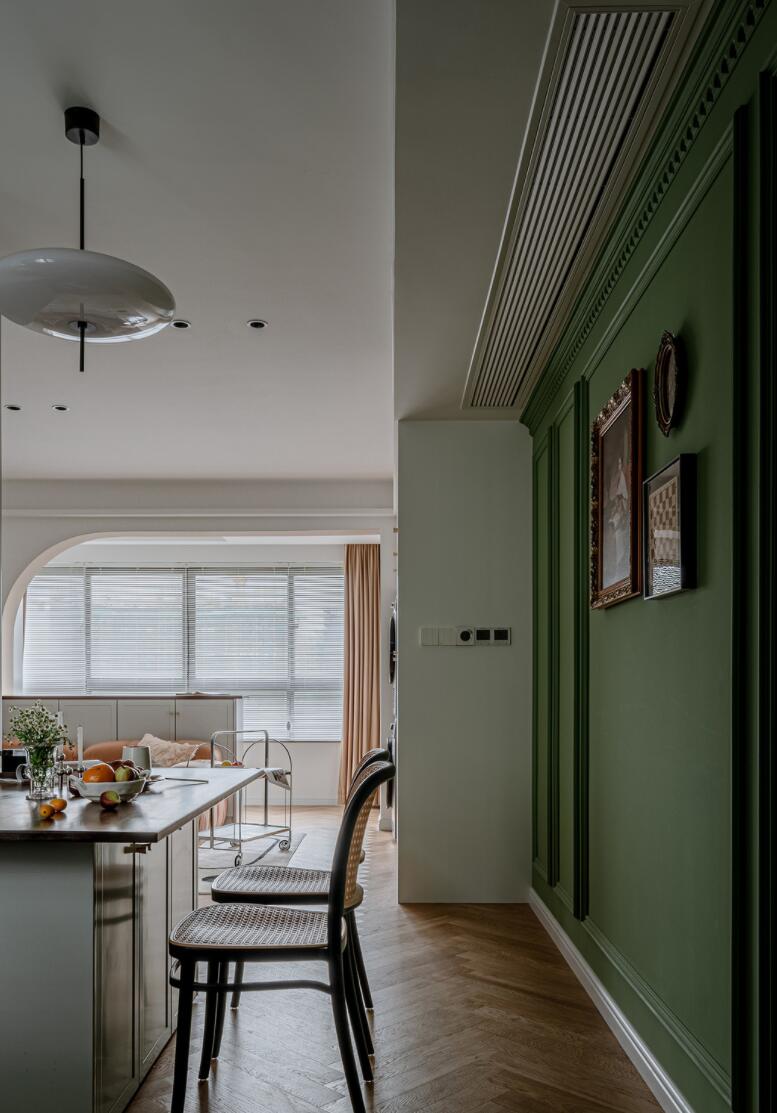 不愧是文艺女青年的家!布局打破常规,色彩古典雅致,太抢眼了