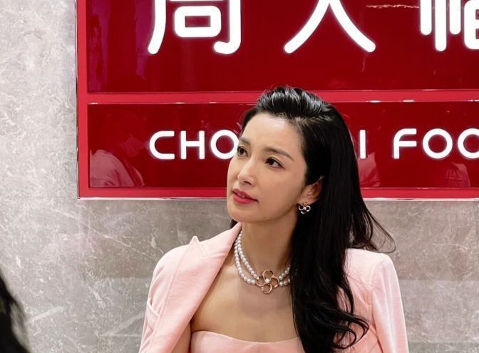 李冰冰|48岁李冰冰出席活动，表情管理失败暴露年龄，意外撞脸吕丽萍