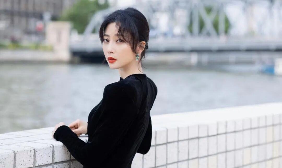 马嘉祺|42岁的殷桃“曼妙背影”上热搜，靠实力撕掉“少女感”的廉价标签