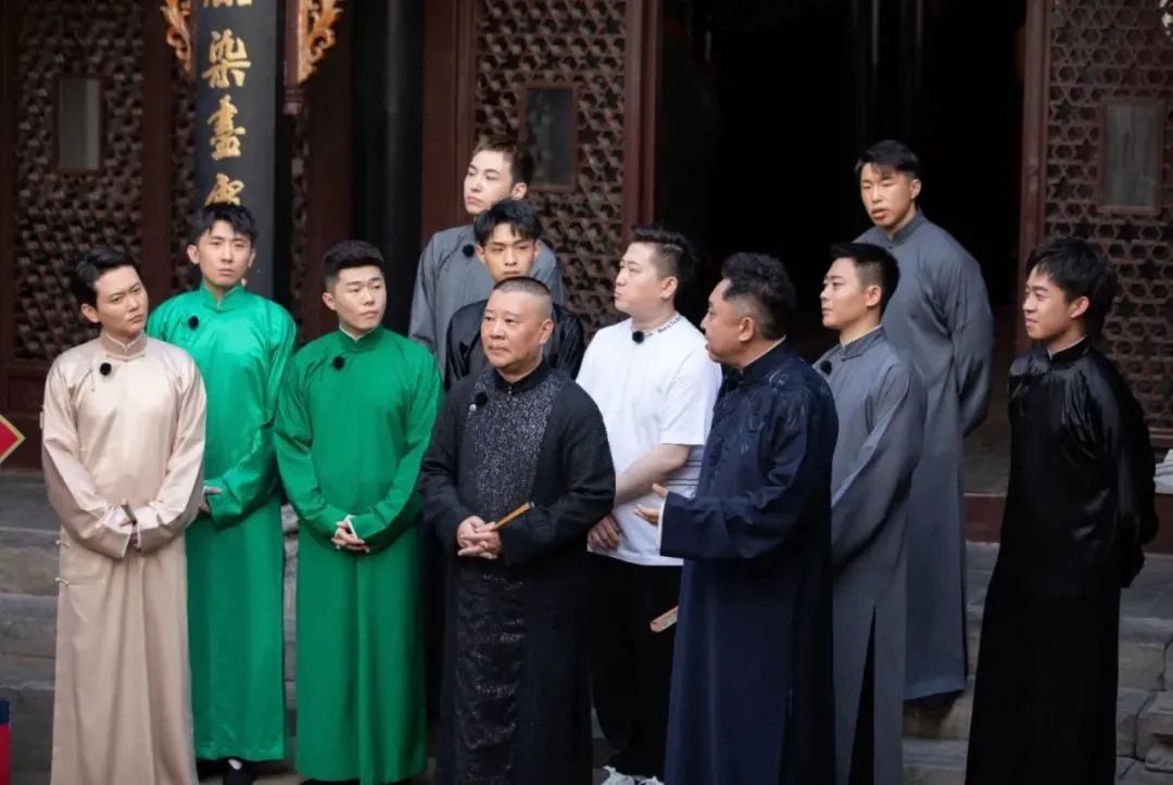 郭德纲|郭德纲王惠录节目！同款“中老年情侣装”显甜蜜，目光紧跟老板娘