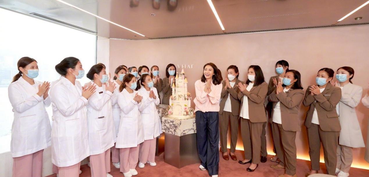 方脸妹说时尚 黎姿为女儿庆生真细腻！穿香风外套配长靴，提灯笼折信纸母爱溢出