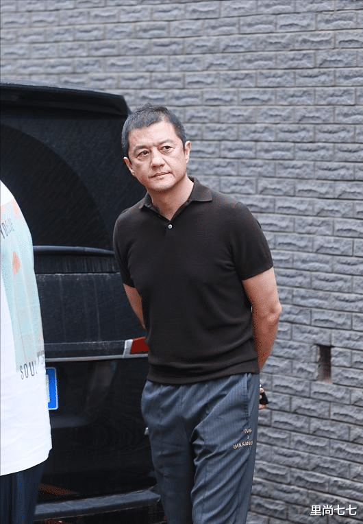 李嫣|李亚鹏祖孙三代罕同框，15岁李嫣快赶上183爸爸，三人共用一张脸