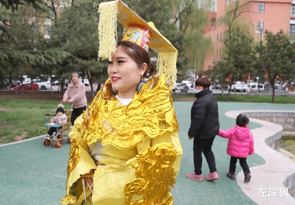 短视频|曹占茹:靠模仿武则天走红,泡面当王冠,麻袋做龙袍