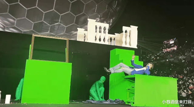 跨年晚会|跨年晚会槽点大赏：假唱、跑调、主持人接不住词、黑白诡异画面出现…