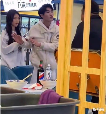 |网红线下幽会榜一大哥，被男友撞到，直接踹飞，花了几十万挨顿揍