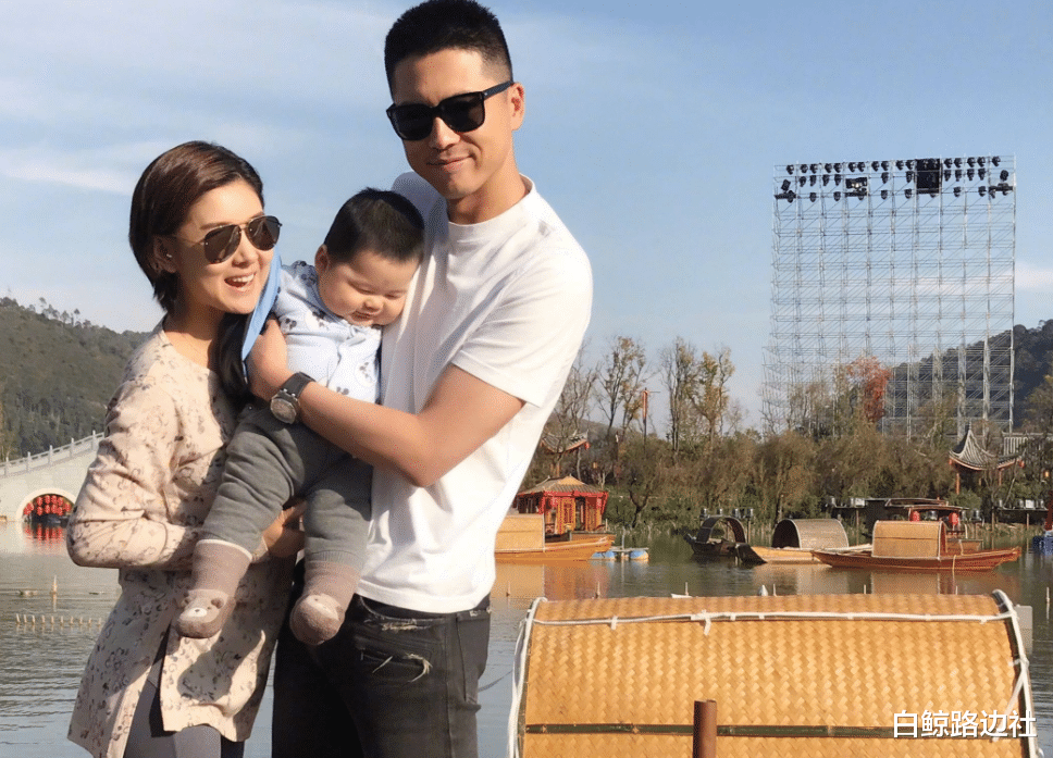 王雷|王雷妻子官宣二胎后现身！挺孕肚接儿子放学，脸部浮肿颜值仍能打