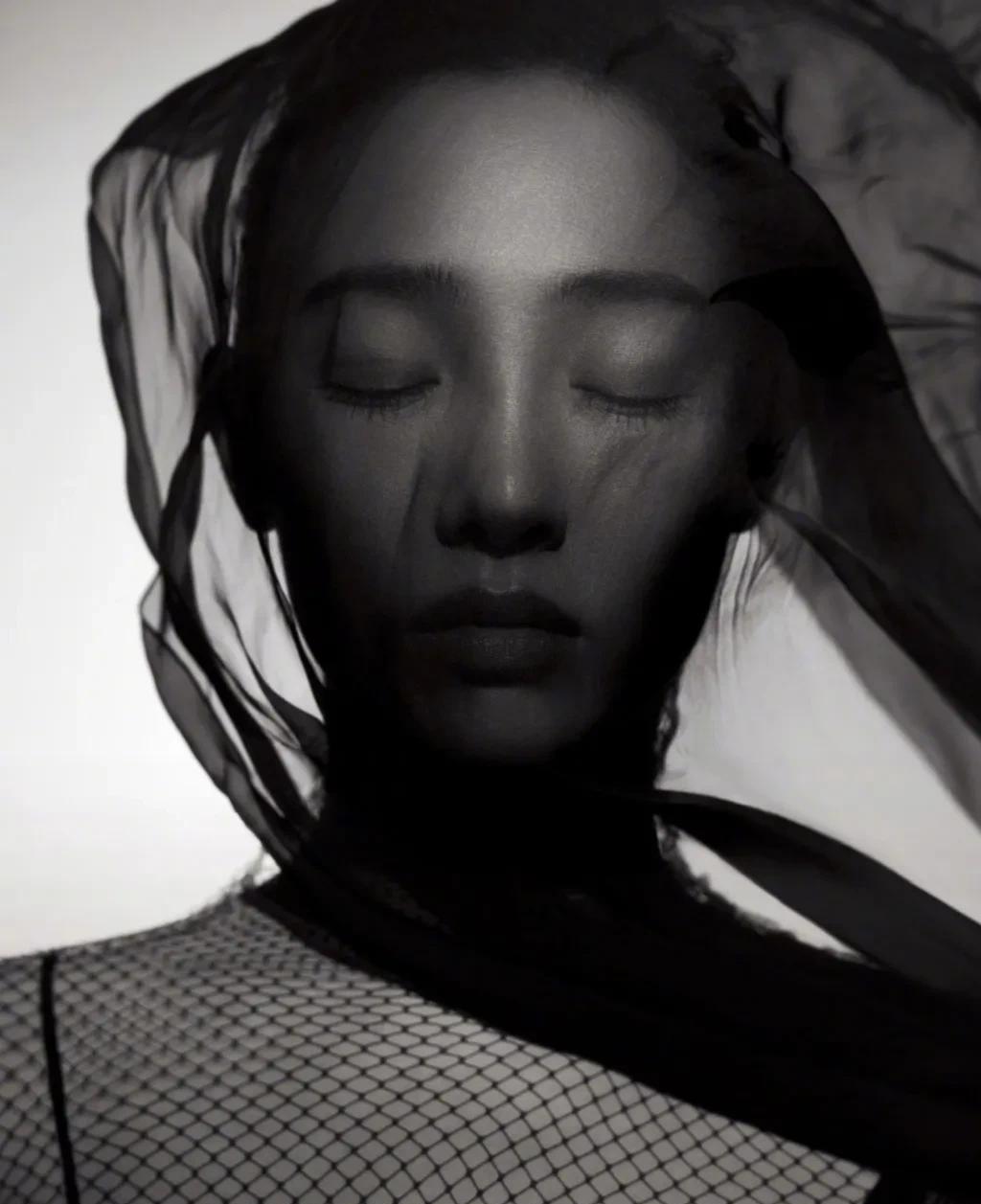 白百何|组图：演员白百何时尚杂志封面大片，自然灵动表现力十足