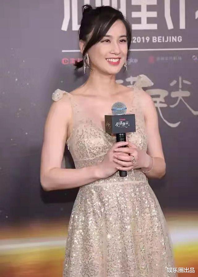 胡一天|黄圣依瘦下来真好看，穿低领装扎马尾辫，造型甜美令人心动