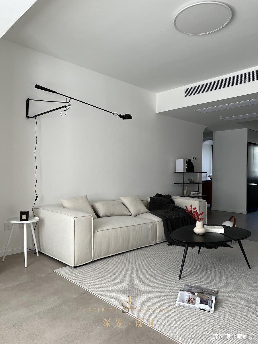 看他们清爽舒适的118㎡，厨房隔断半墙延伸吧台做餐桌，就餐的氛围就来了