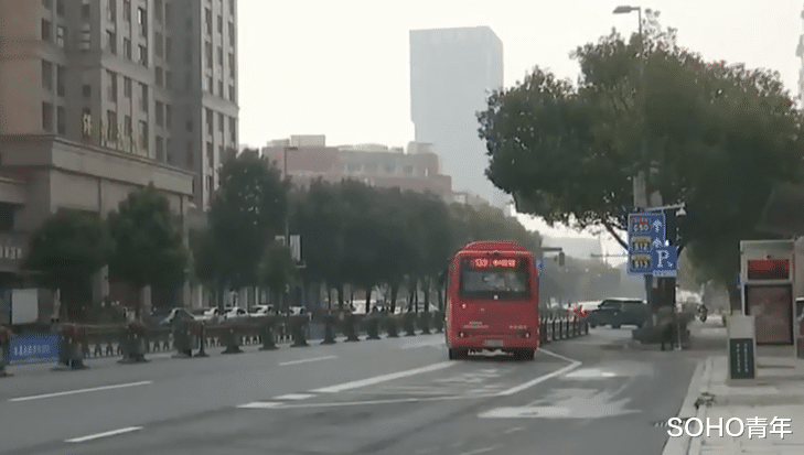 SOHO青年 湖州一“不差钱”男子直播间狂刷礼物，私下豪车相伴，先后有6位女主播被骗17万