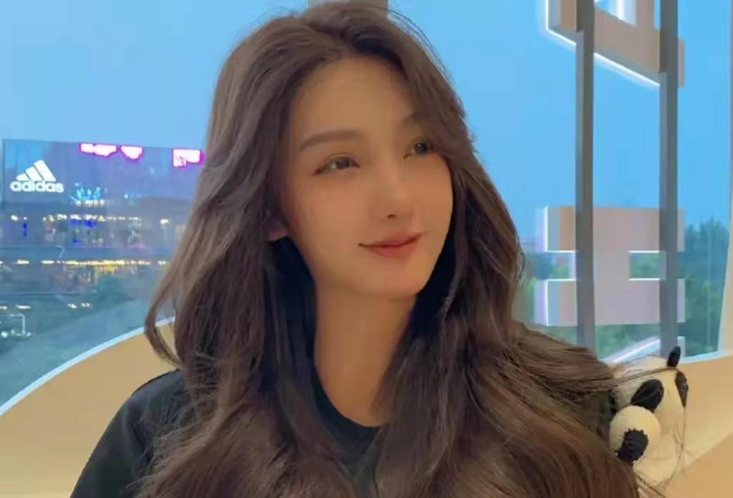 都美竹|导致吴某凡被万人唾弃的都美竹，时隔俩月首发私照，称会好好生活