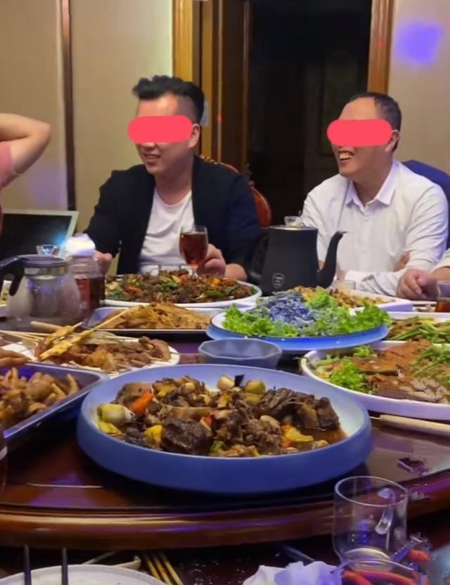 奥迪|私家车位被奥迪强占，用宝马堵满它一个月，举办“满月酒”庆祝