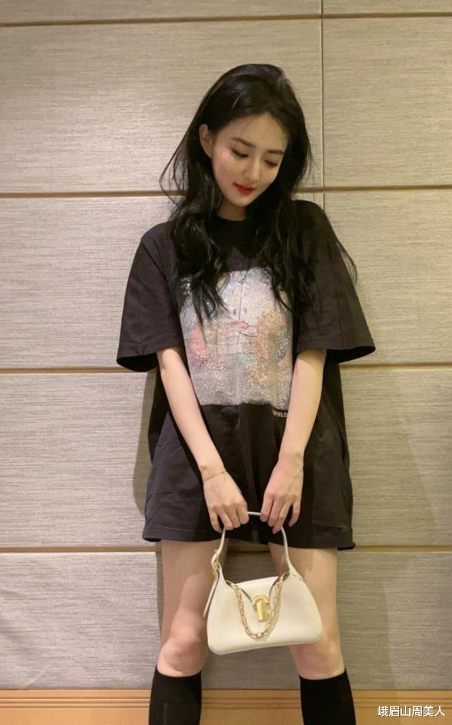 峨眉山周美人|徐璐秀身材“上瘾”了，穿针织紧身裙前凸后翘，“括号臀”吸睛了