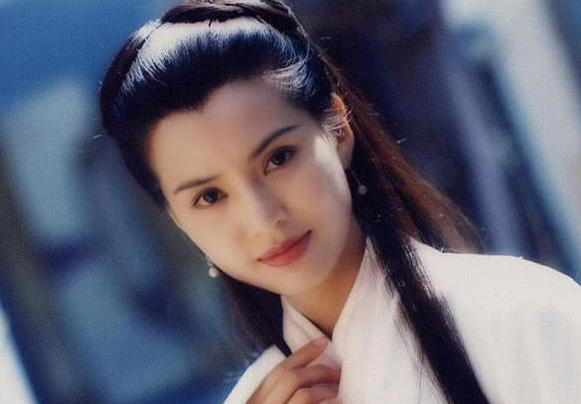 李若彤|李若彤17岁旧照曝光，身穿校服撞脸贾乃亮，与王祖贤合影太美丽