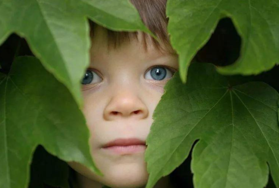 歪妈亲子故事|男童3岁才学会说话，开口第一句就是“楼下有人”，家长被吓坏