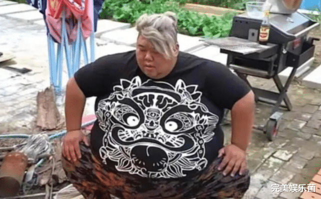 完美日记 600斤胖猴仔吃4个酱猪肘子，坐着睡着醒来就吃，网友：拿命造啊