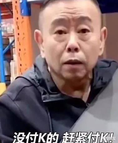 潘长江|潘长江4月带货8000万,曾被骂到中途下播,老婆戴3条金项链拍写真