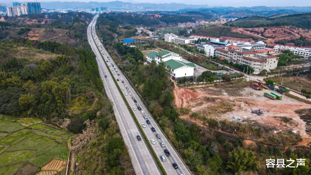 容县之声 节后返程高峰来袭，堵堵堵！广西高速上演堵车大片，从白天堵到黑夜