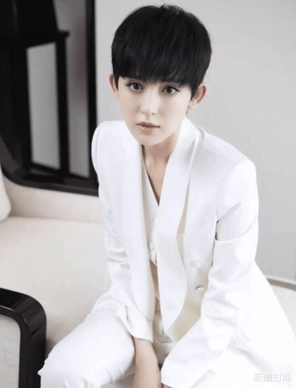 短发|古力娜扎剪短发更高级，灰色披肩搭蓝色牛仔裤，我还以为是超模