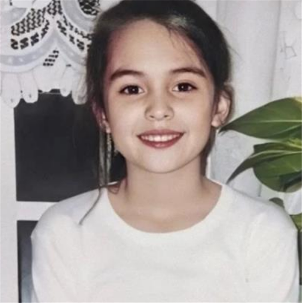 谭松韵|明星童年，张榕容浓眉大眼，谭松韵娃娃脸，看到鞠婧祎：天生丽质