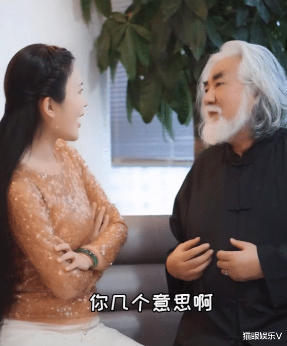 |70岁张纪中与小31岁娇妻秀恩爱，一头扑进妻子怀中，甜蜜如偶像剧