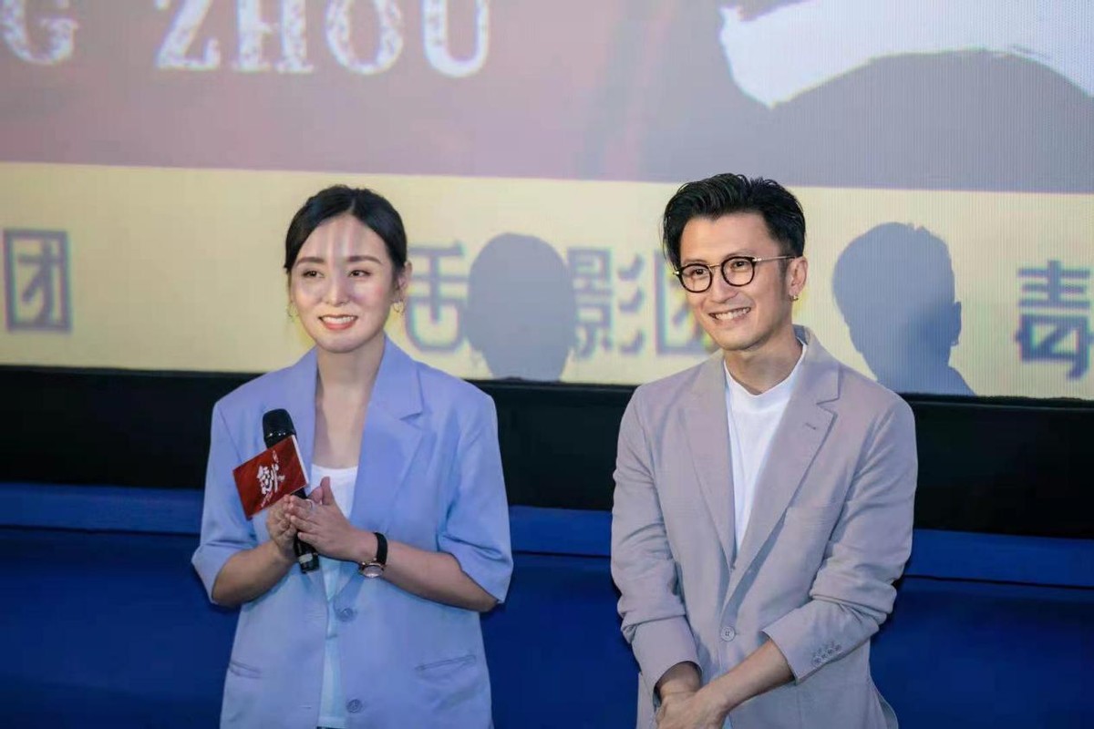 时尚风行派|41岁谢霆锋帅成型男标杆！戴耳钉出席活动一点不油腻，真羡慕王菲