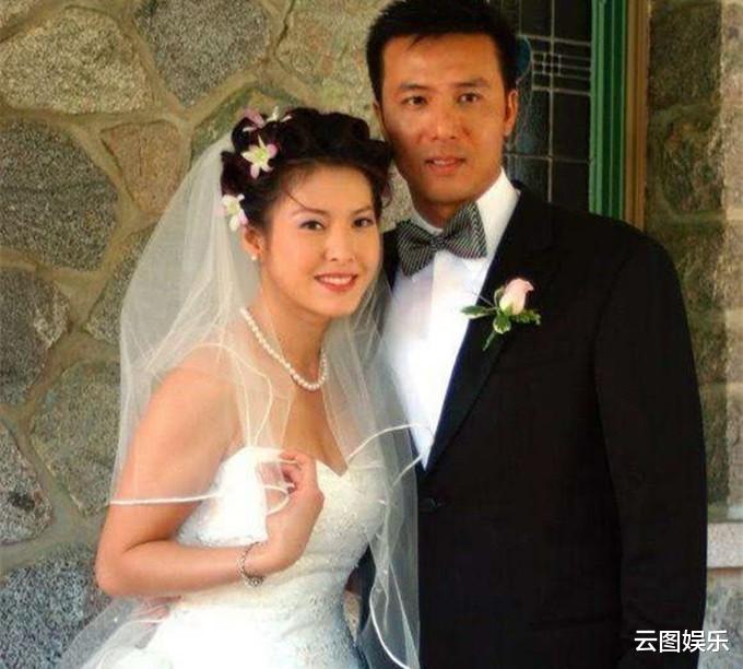 李婉华|李婉华17岁女儿近照美貌出众，打3份工赚钱读大学，妈妈直呼心疼