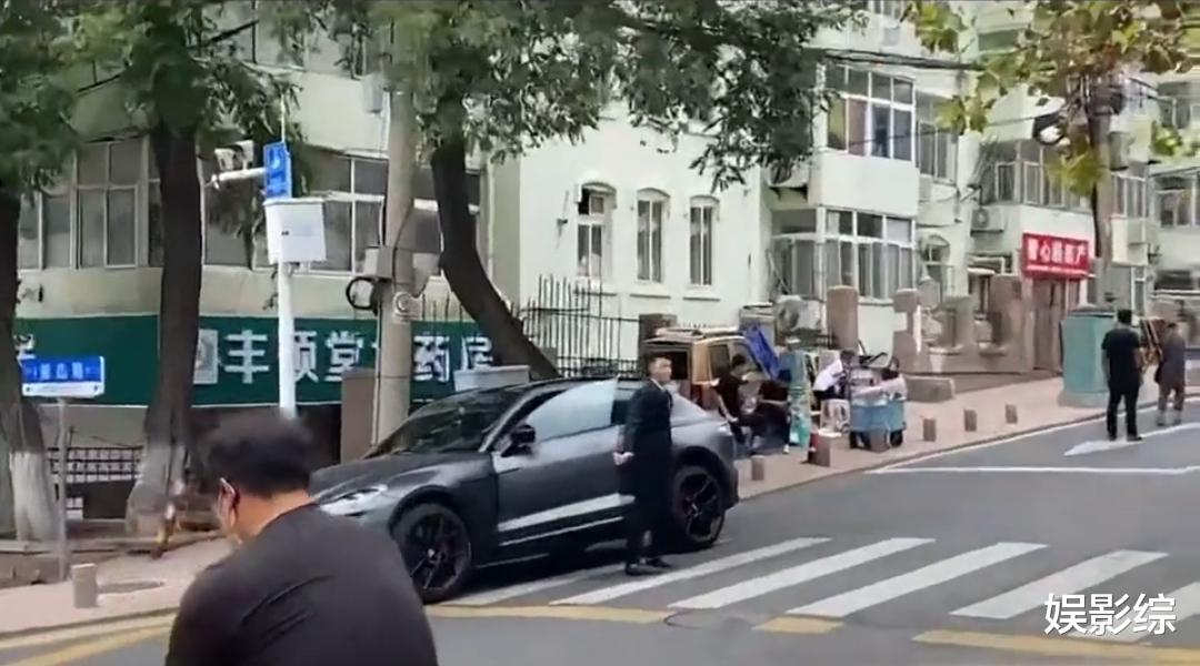 黄子韬|青岛偶遇黄子韬拍戏，开豪车穿西装，去药店被众人围观