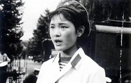 张瑜|张瑜：23岁凭一吻成名，离婚后选择不婚，如今64岁没孩子也幸福