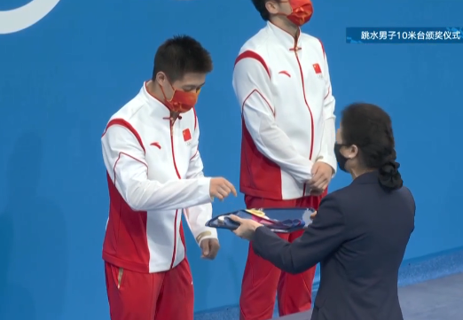 杨健|惜败摘银，杨健颁奖仪式的一个动作让人心疼，他和嘉宾却都笑了