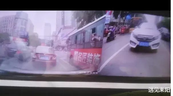 遇见耒阳 耒阳市一辆公交车恶意借道超车变道?